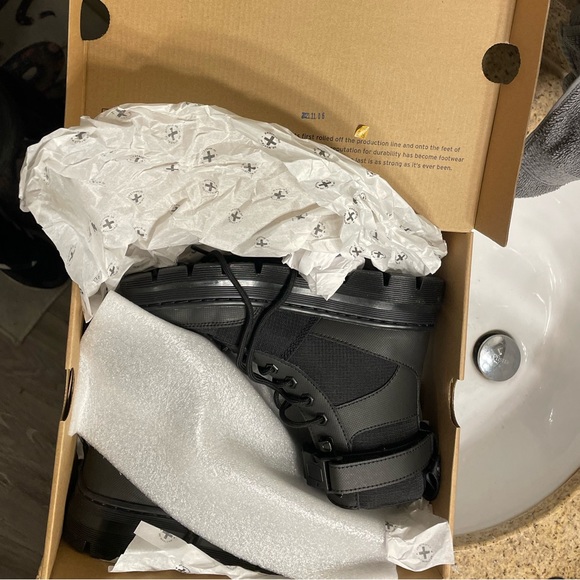 Dr. Martens Combs Tech - Black in Size US 7 (F) US 6 (M) - Picture 9 of 9